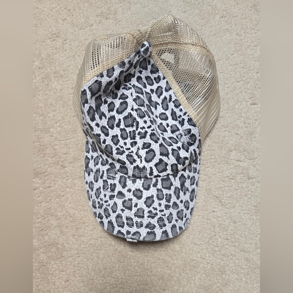NWOT Leopard Print Ponytail Baseball Cap - Picture 2 of 6